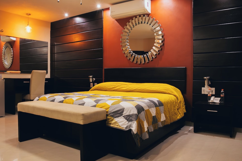 Honeymoon Suite, 1 King Bed, Hot Tub, Tower