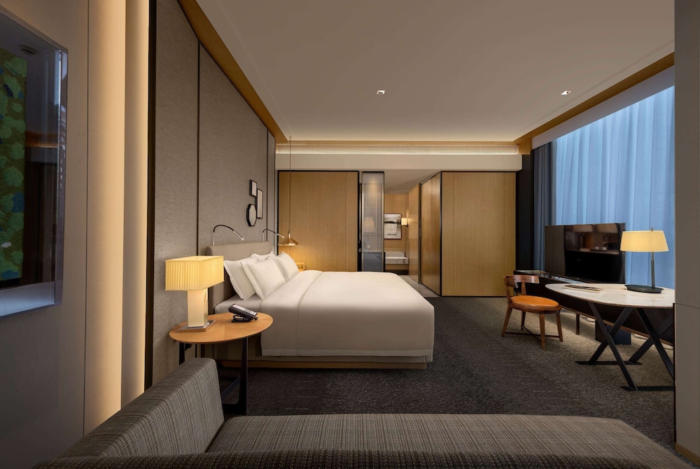Executive Room, 1 King Bed, Smoking photo 1