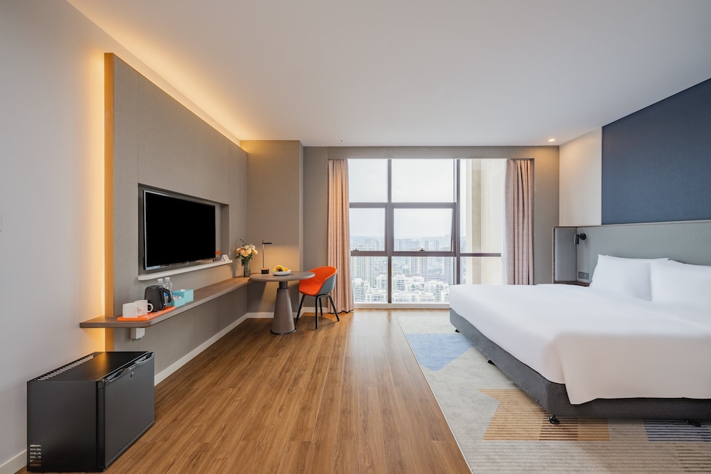 Standard Room, 1 King Bed (High Floor) - Photo 4