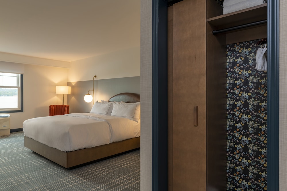 Room, 1 King Bed, Lake View (Hearing) - Photo 4