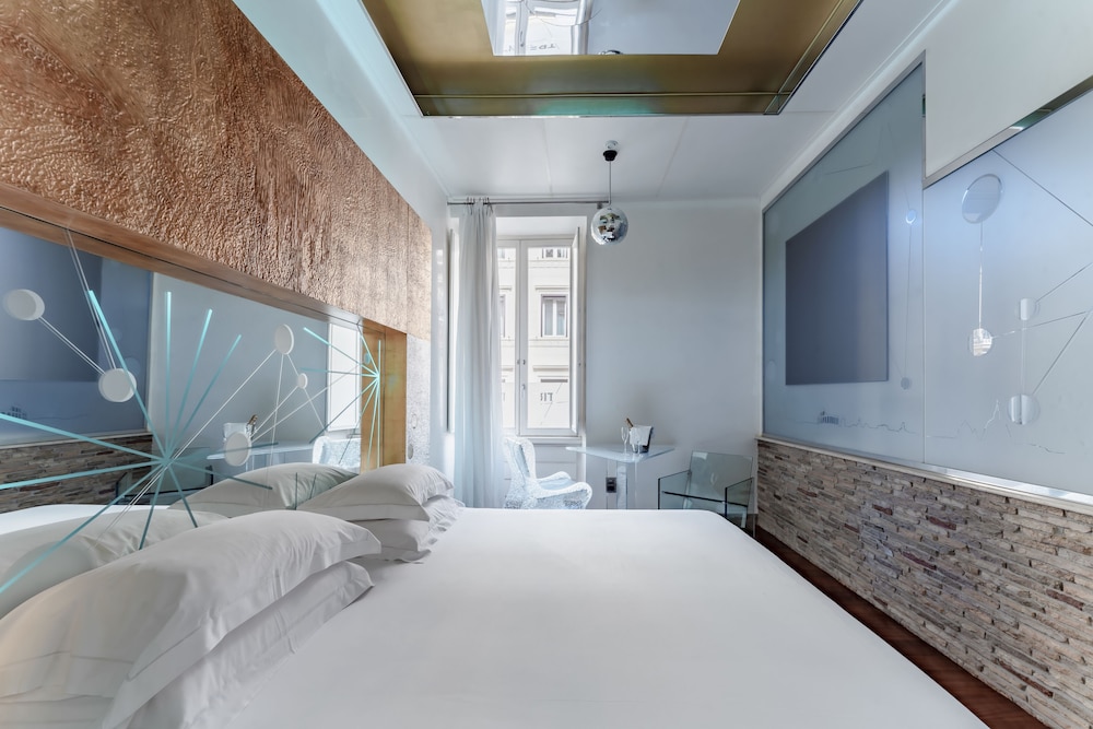 Junior Suite, 1 King Bed, Bathtub, City View thumbnail 6
