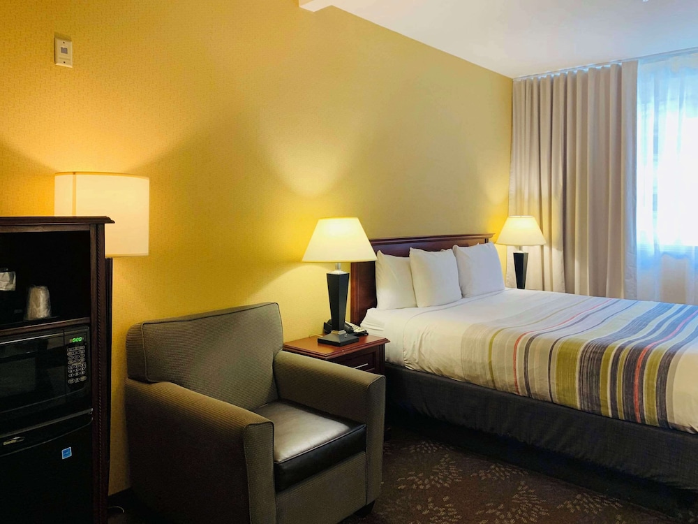 Suite, 1 King Bed, Accessible, Non Smoking photo 3