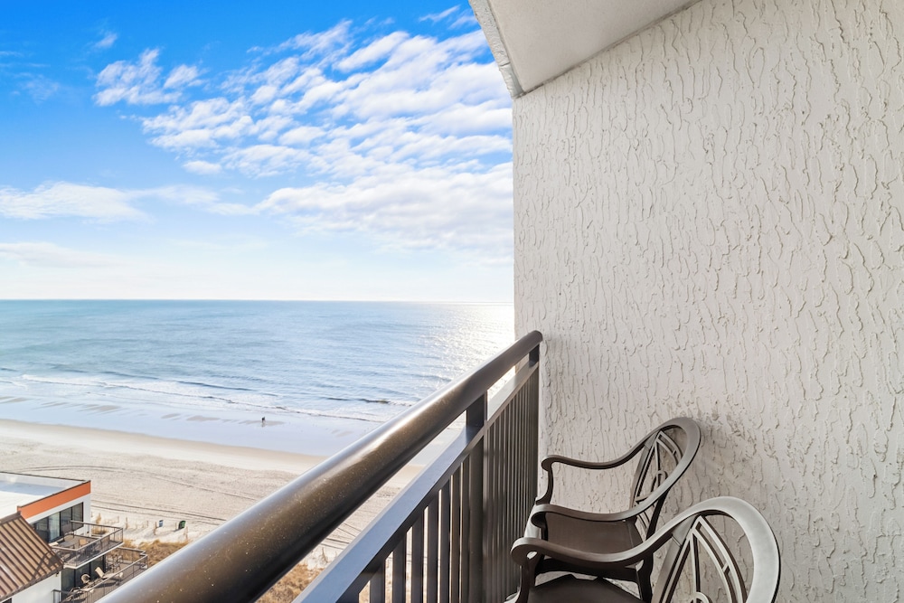 Oceanfront Deluxe Room - Photo 9