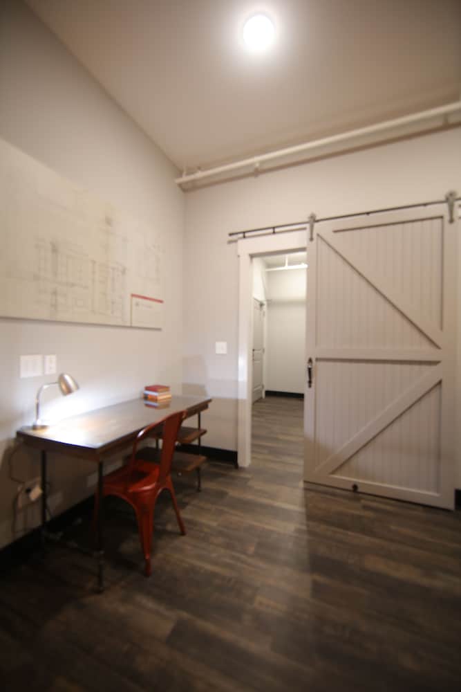 Signature Studio Suite, 1 King Bed, Non Smoking, City View photo 3