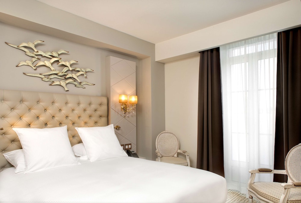Deluxe Room, 1 King Bed, Partial Sea View photo 2