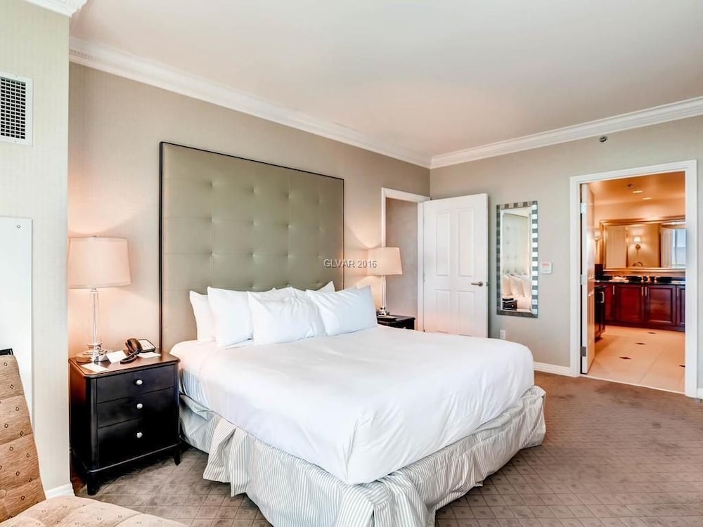 Luxury Condo, 1 Bedroom, Balcony, Mountain View