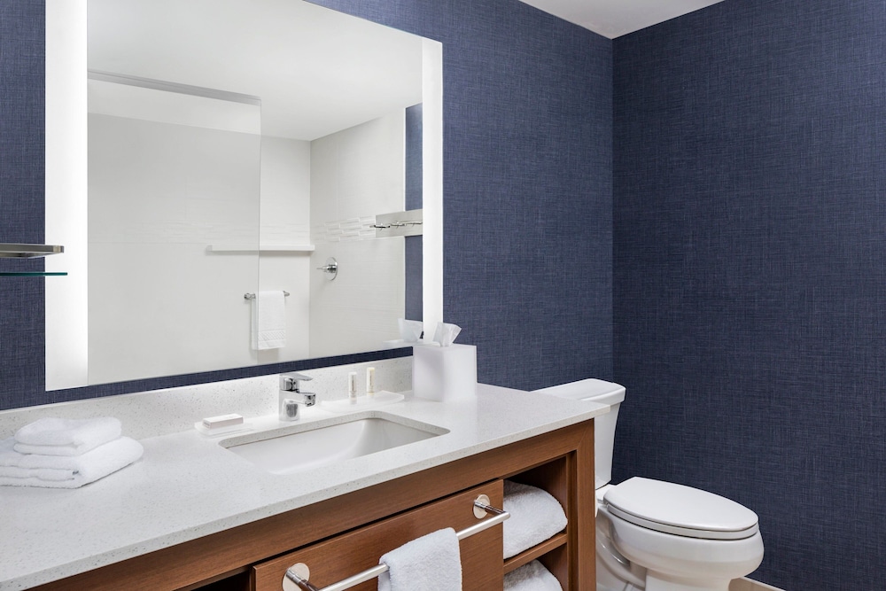 Suite, 1 Bedroom - Photo 8