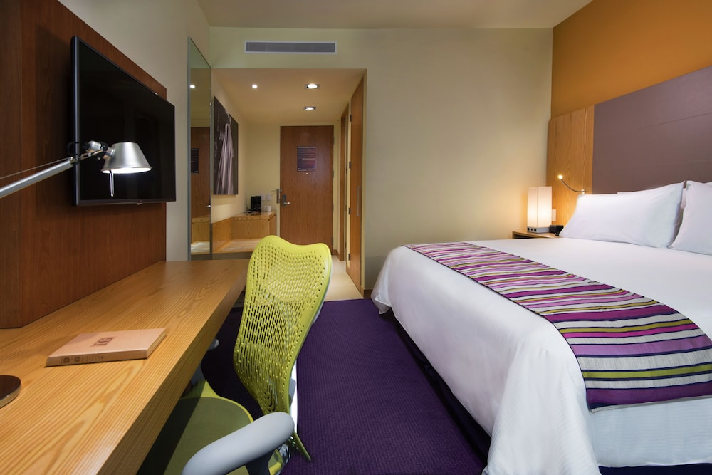 King Room with Roll-In Shower - Mobility Access