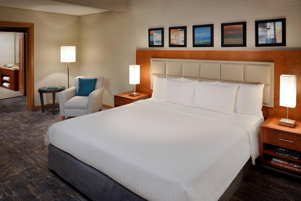 Suite, 1 King Bed, Smoking
