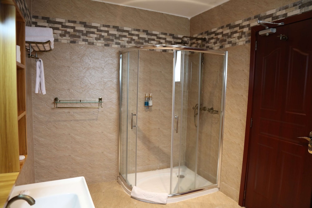 Standard Room, 1 King Bed, Non Smoking, Courtyard Area photo 3
