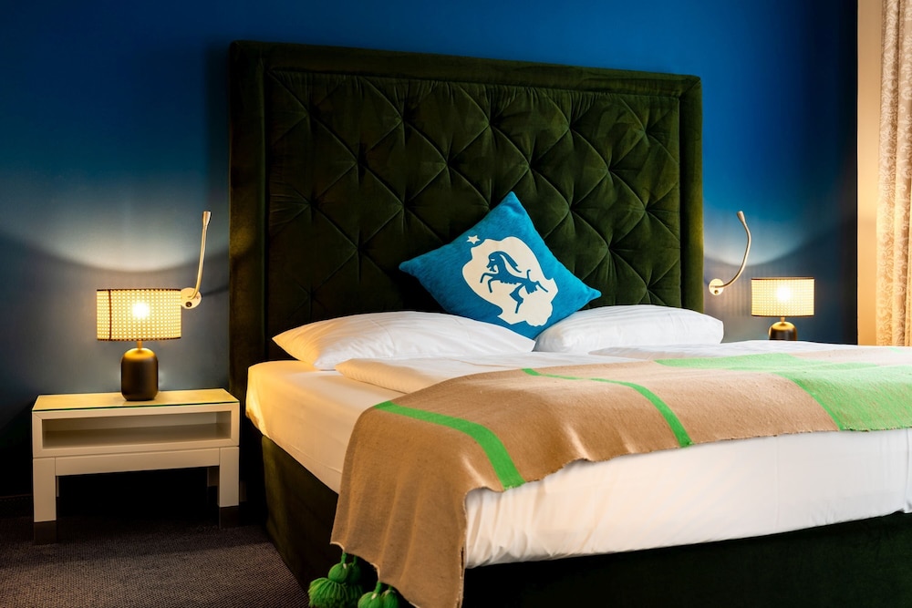 Suite - Photo 1