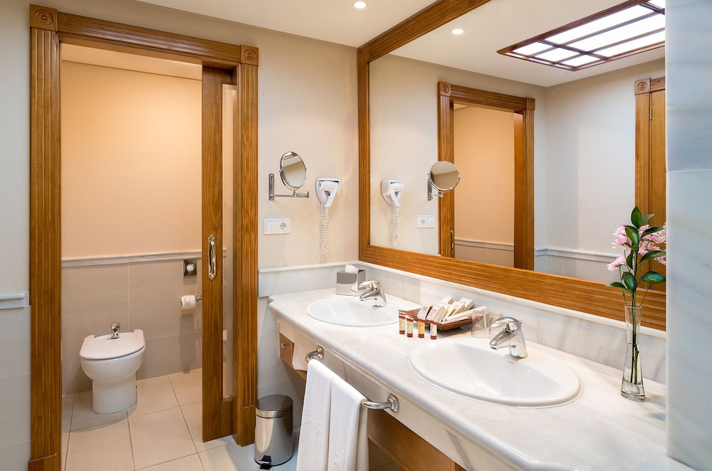 Senior Suite (3 adults and 1 child)
