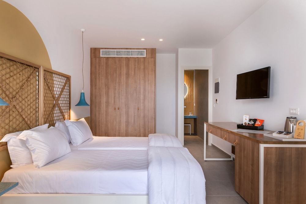 Double Room, Sea View (Pool Front) - Photo 12