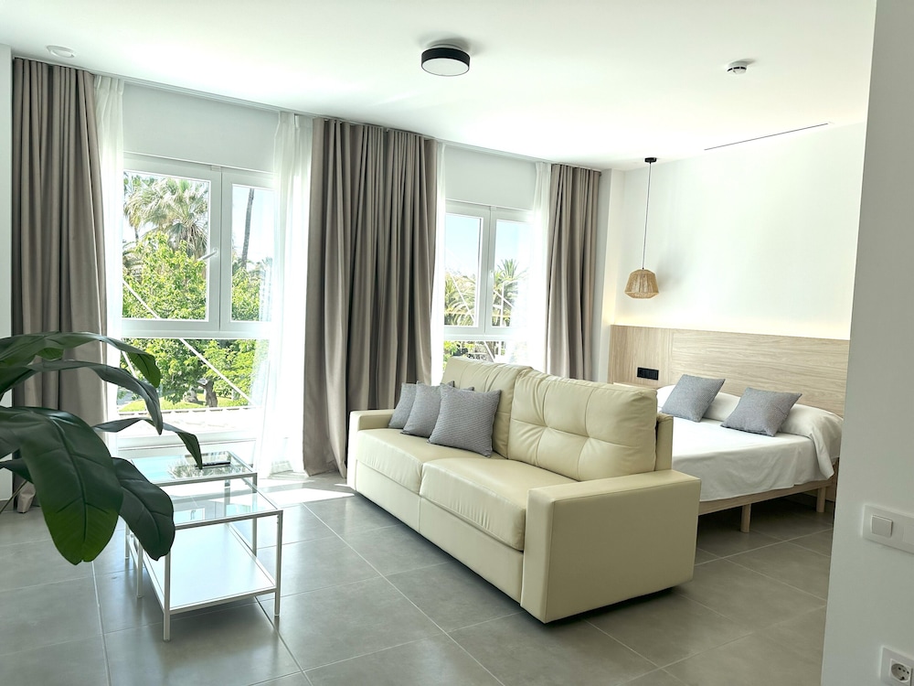 Studio Suite, City View