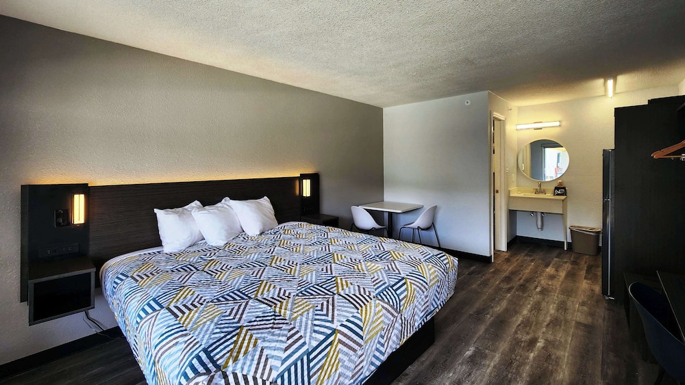 Standard Room, 1 King Bed, Non Smoking, Kitchen - Photo 3