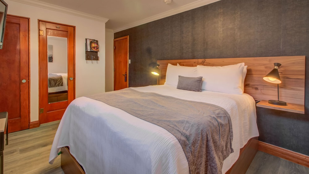 Double Diamond Pet Friendly Room With Queen Bed