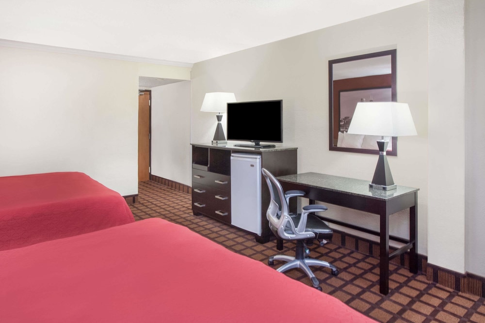 Room, Multiple Beds, Non Smoking (2 King Beds) - Photo 2