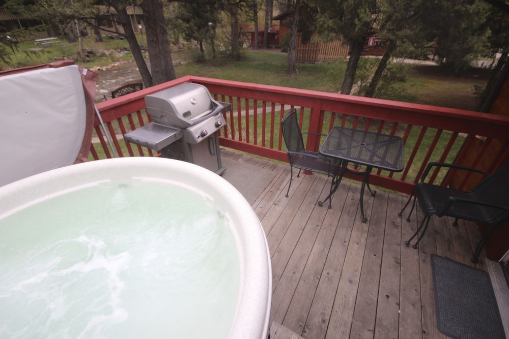 Two Bedroom Cabin on River with Hot Tub