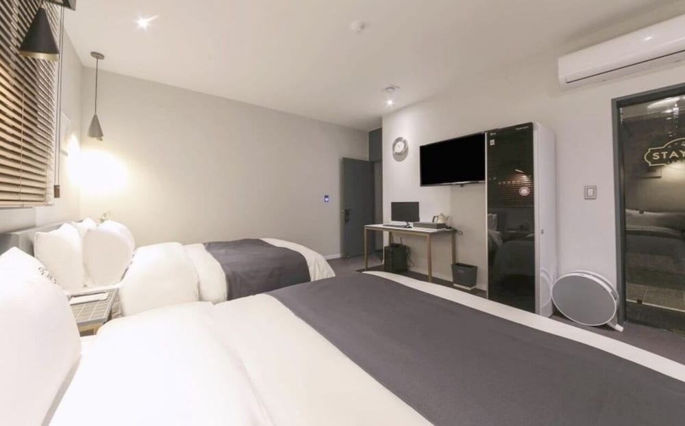 Premium Twin Room - Photo 7