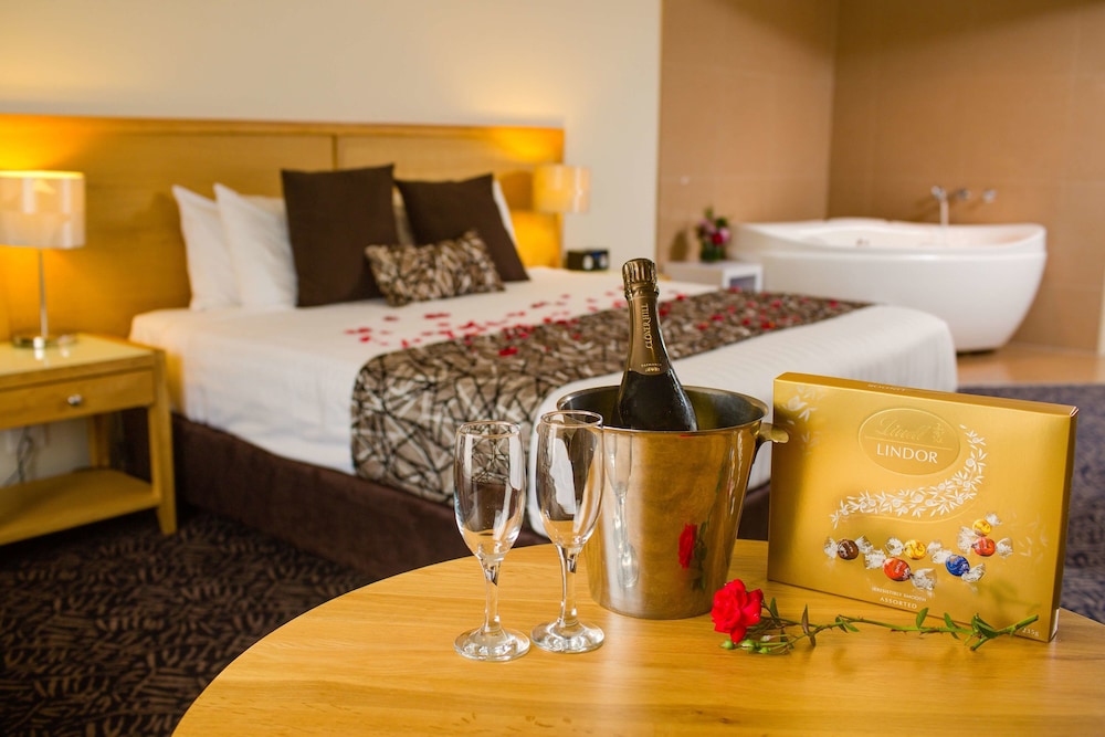 Deluxe Room, 1 King Bed, Non Smoking, Jetted Tub photo 1