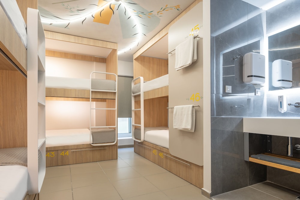 Classic Shared Dormitory, Women only