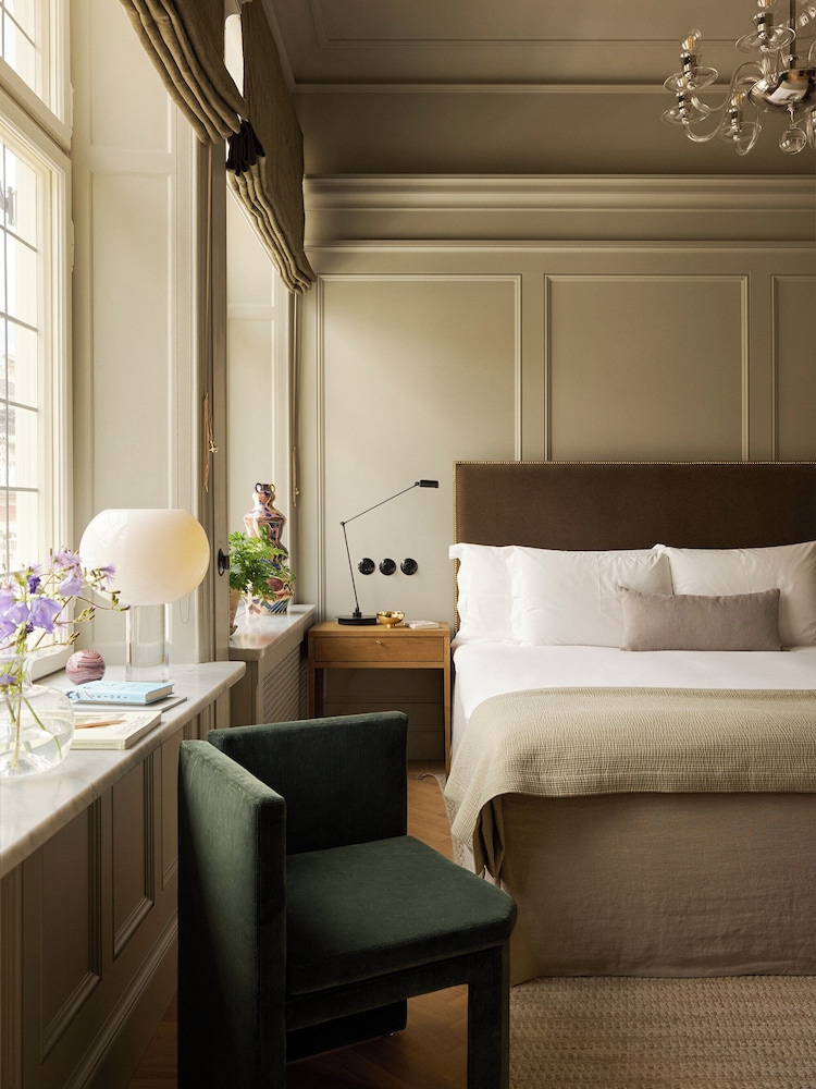 Deluxe Room, 1 King Bed, Garden View