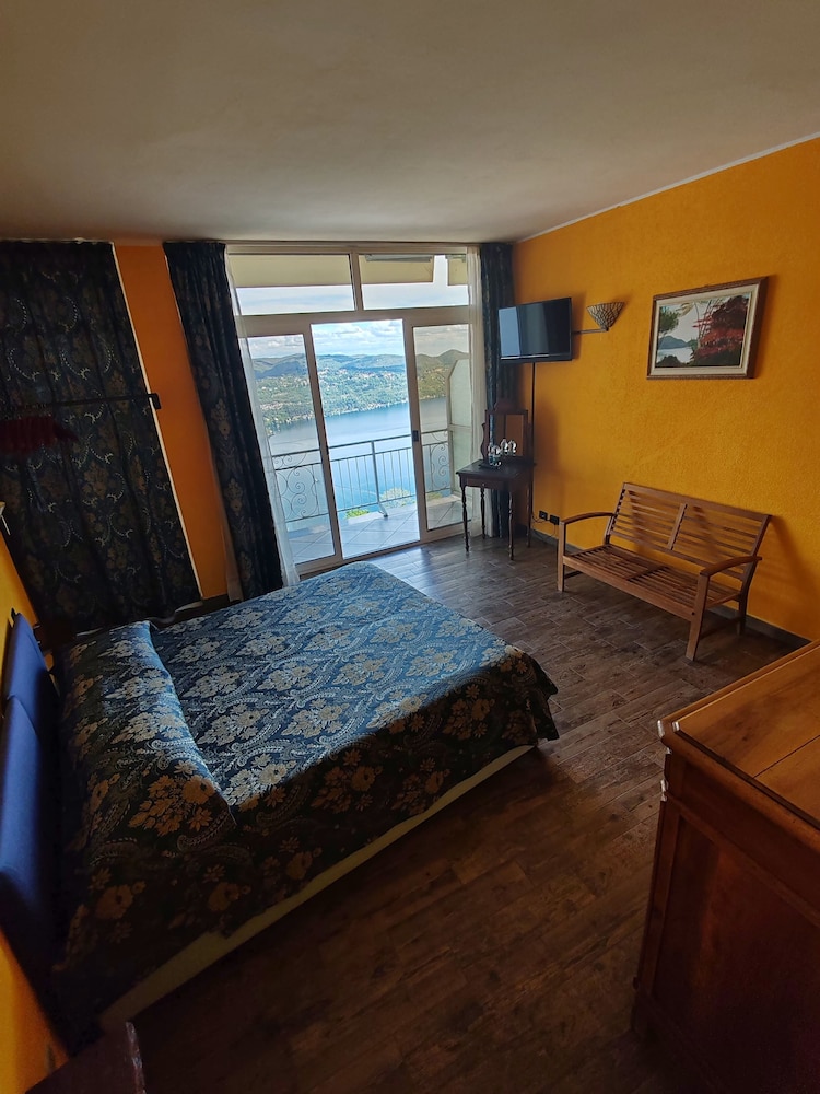Superior Double or Twin Room, Lake View photo 2