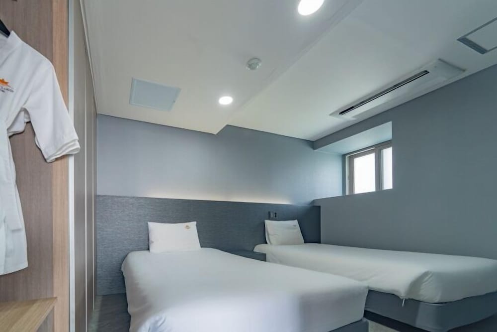 [Pool Package] Triple Suite, Partial Ocean View + Free Pool Access for 2 - Photo 1