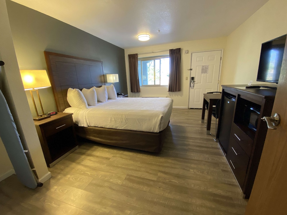Standard Room, 1 Queen Bed, Non Smoking, Refrigerator & Microwave - Photo 3