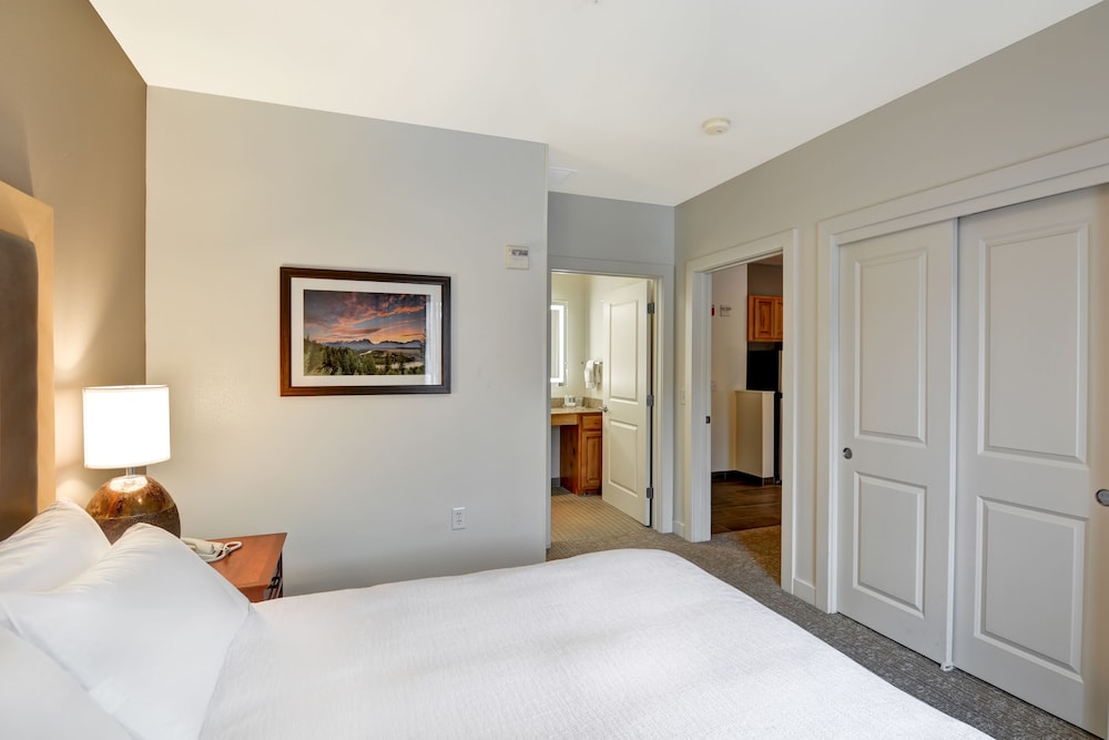 Suite, 1 King Bed, Accessible (Mobility & Hearing, Roll-in Shower) - Photo 2