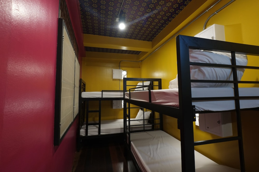 8-Bed Mixed Dormitory with Shared Bathroom photo 2