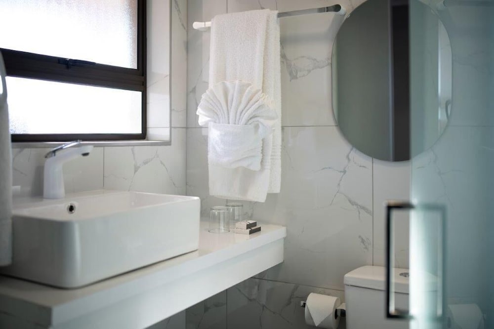 Deluxe Twin room with Shower - Photo 5
