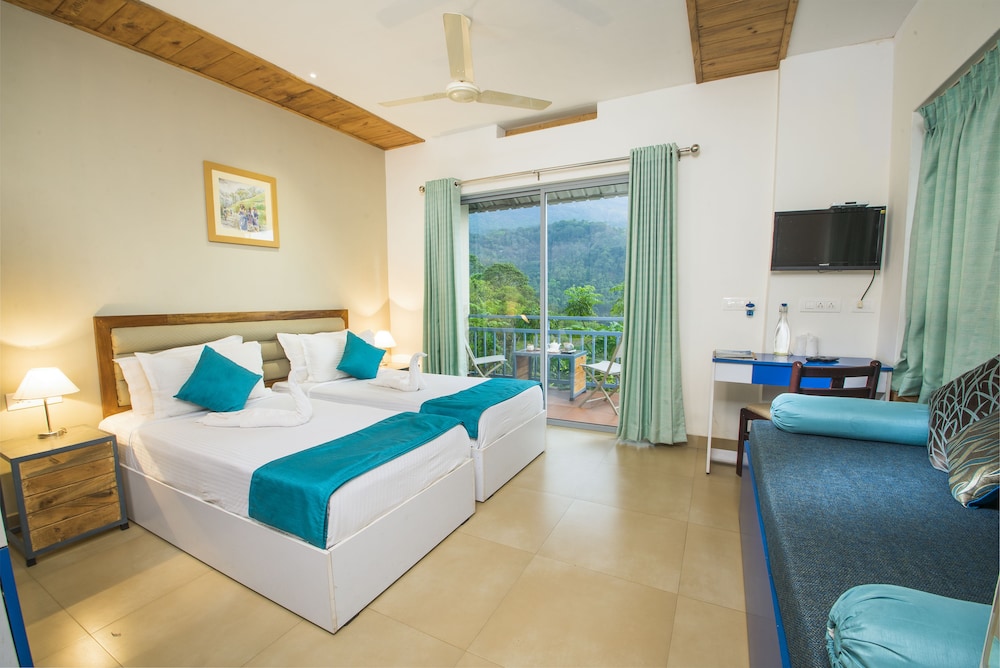 Deluxe Double Room, 1 King Bed, Non Smoking, Hill View photo 3