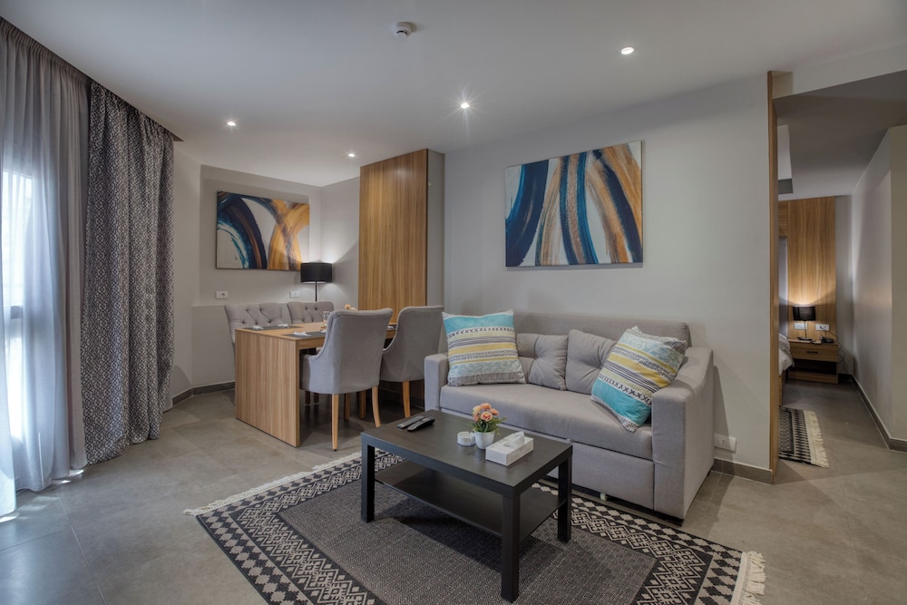 Senior Suite - Photo 10