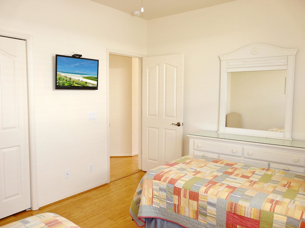 House, Multiple Beds (779 Amazon Court) photo 1