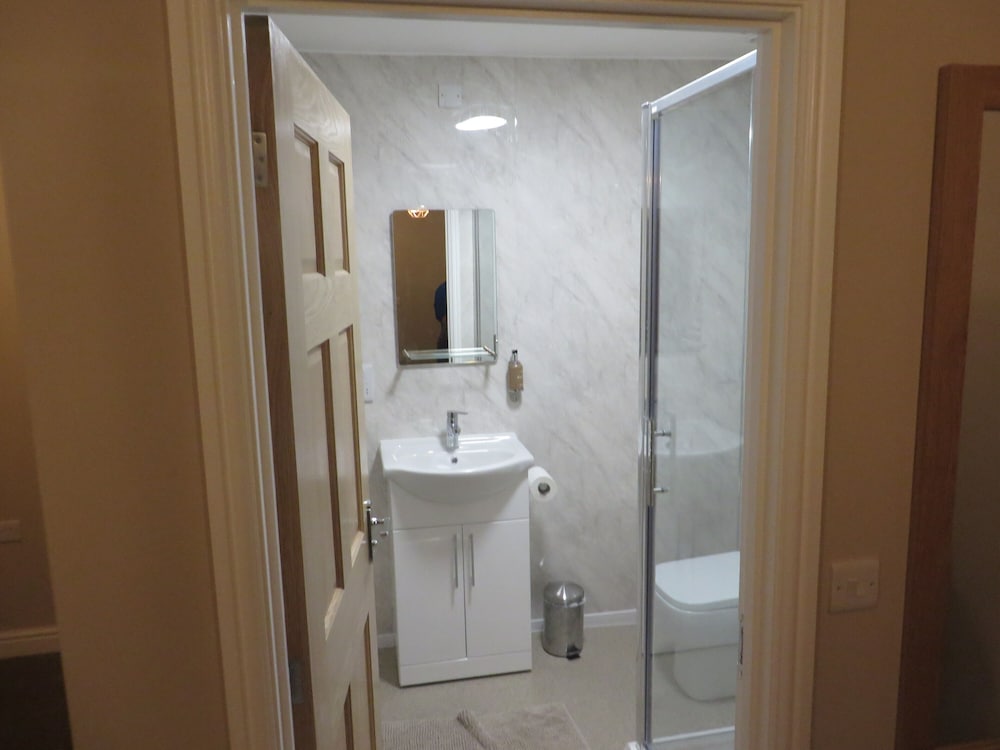 Suite, Ensuite photo 3