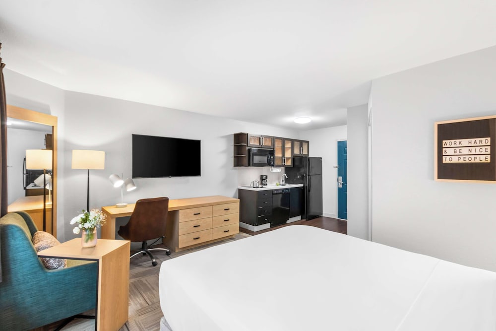 Studio, 1 King Bed - Photo 1