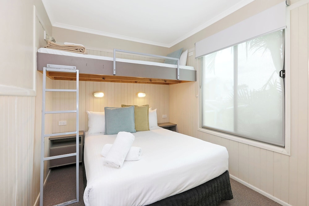 Deluxe Cabin - Sleeps 5 - Dog Friendly photo 1
