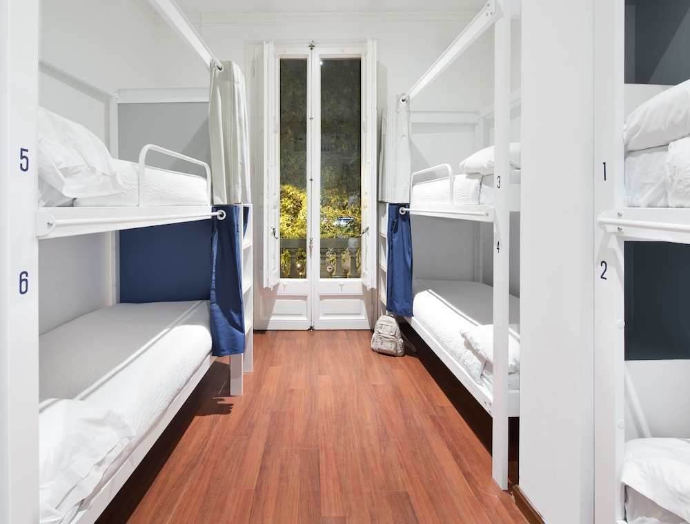 Bed in 6-Bed Female Dormitory Room with Shared Bathroom