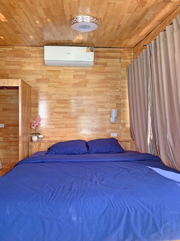 Ocean Front Jacuzzi Suite photo 3