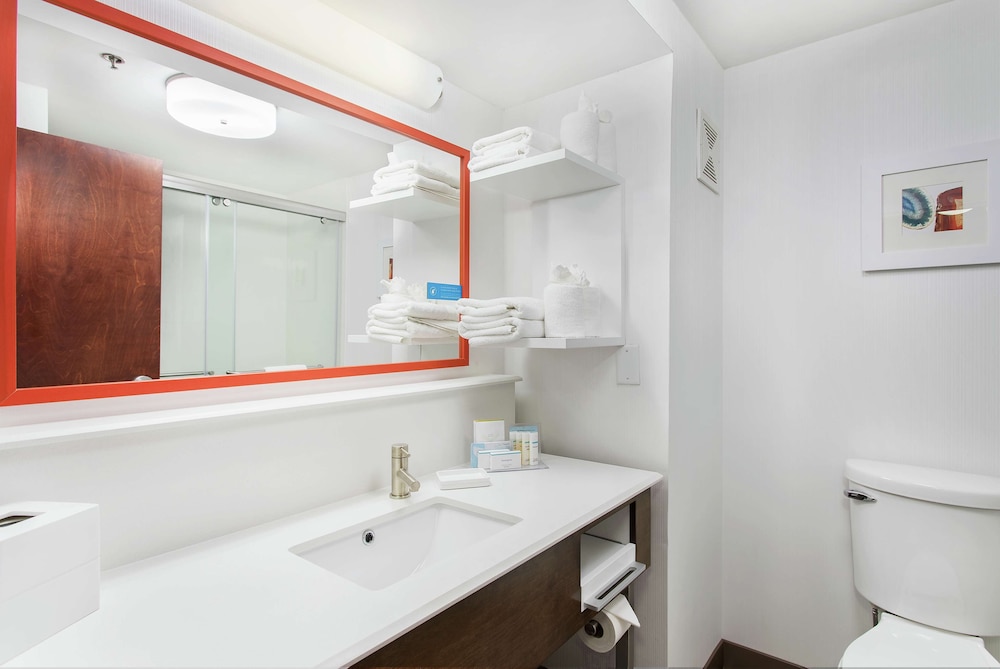 Room, 1 King Bed, Refrigerator & Microwave (Shower) - Photo 3