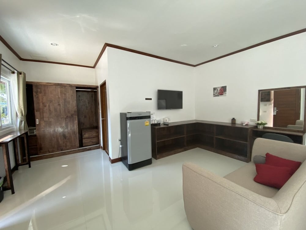 Family Room, 1 Bedroom, Pool View - Photo 7