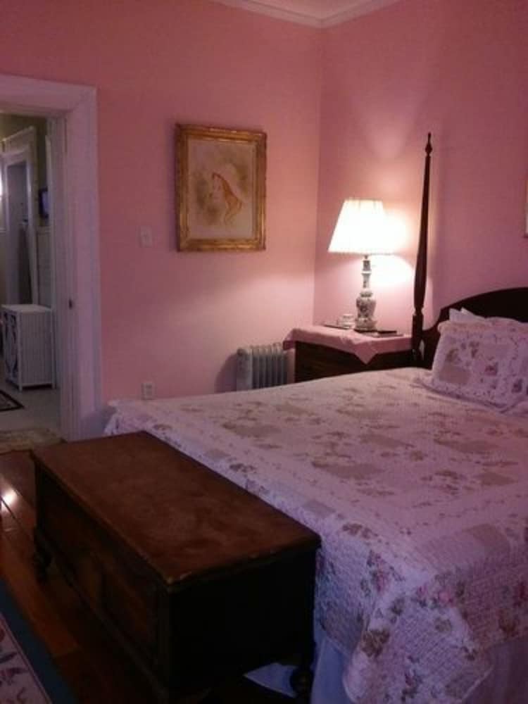 Room, Private Bathroom (Grandma Sallie Mae) photo 1
