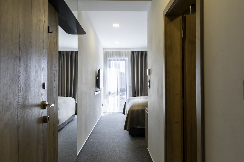 Economy Double or Twin Room, Multiple Beds photo 2
