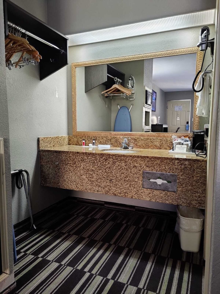 Room, 1 King Bed, Non Smoking - Photo 3
