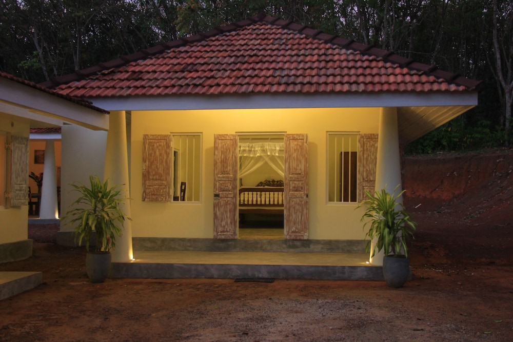 Classic Double Room, 1 King Bed, Mountain View, Courtyard Area photo 3