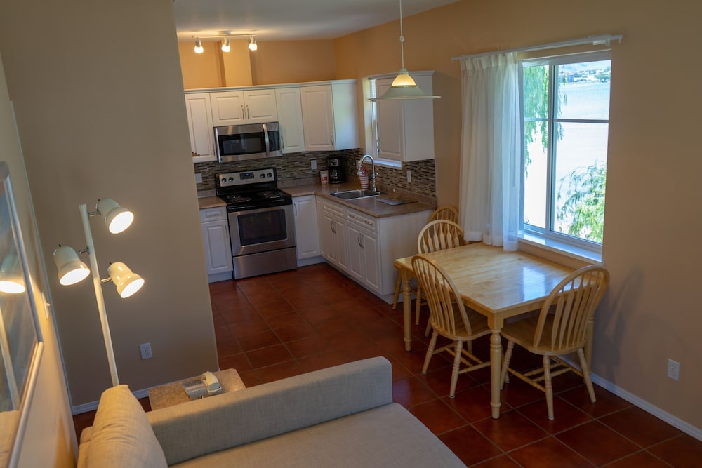 2 Bedrooms Lakefront photo 2