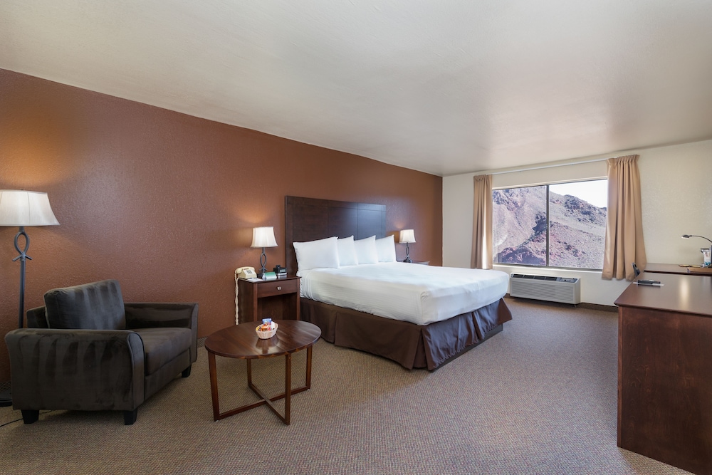 Standard Room, 1 King Bed, Lake View - Photo 3