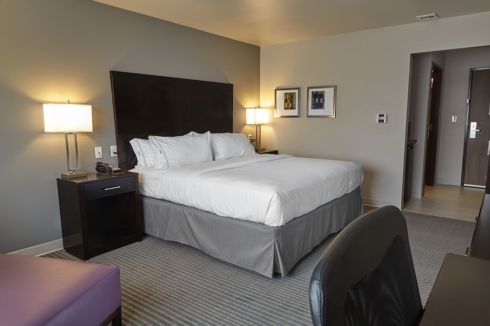 Suite, 1 King Bed, Accessible (Comm) photo 2