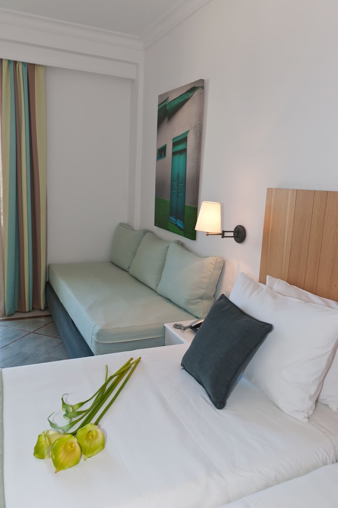 Double or Twin Room, Partial Sea View photo 3